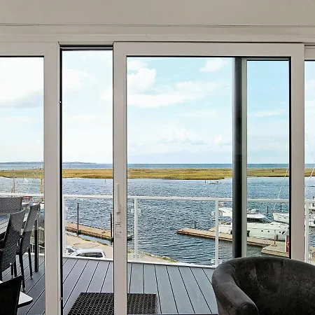 4 Person In Apartman *